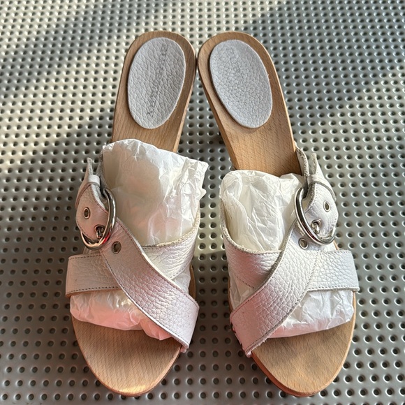 BURBERRY WHITE LEATHER MULES - Picture 2 of 8